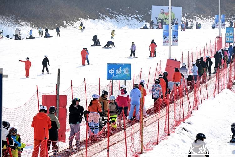 山东青岛:“冰雪文旅”持续升温 山东青岛:“冰雪文旅”持续升温