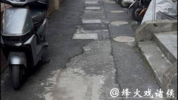 小区道路为啥“两面派”?七旬阿婆盼修“补丁路” 小区道路为啥“两面派”?七旬阿婆盼修“补丁路”