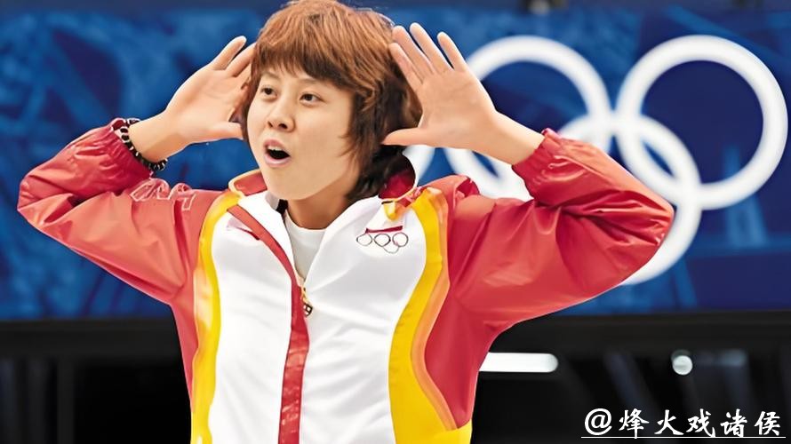 0.25秒王濛没拍桌子，她哭了，手握秒表盯着比赛，紧张超过自己上场的心情